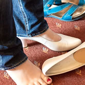 急な靴擦れ......。外出先でできる靴擦れへの対処法と、事前の予防法