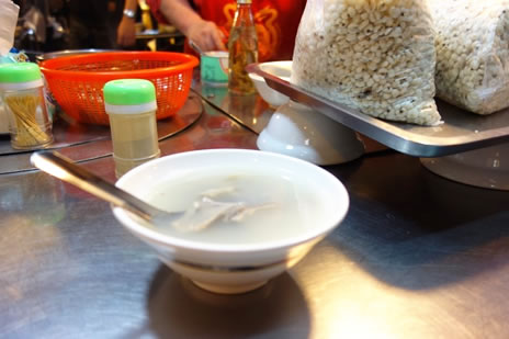 寧夏夜市の屋台で見つけた「四神湯（スーシェンタン）」。お好みで漢方入りの米油を数滴たらして食べます。