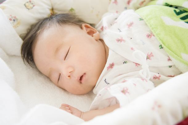子どもを寝かしつけやすくする空間づくりのポイント