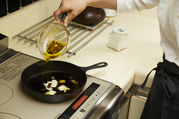 スキレットを使ってオシャレに料理 アヒージョにパエリア 熱々レシピをご紹介 マナトピ