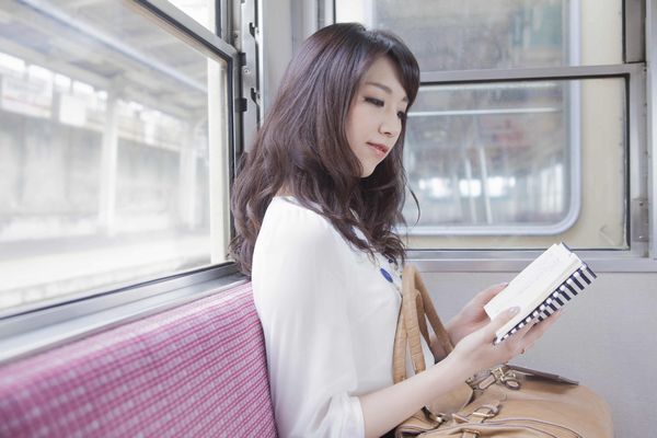 電車での暇つぶしはスマホより読書♪目指せ知的な大人女子！