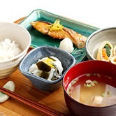 何から食べる？箸の持ち方は？日本人なら知っておきたい「和食」のマナー